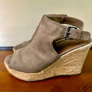 Universal Threads Wedges
